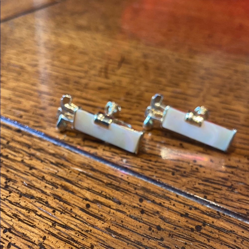 New Vintage screw back golf club earrings with mother of Pearl and gold tone